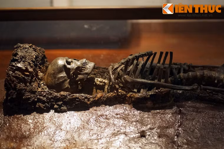 Tình trạng của bộ hài cốt còn khá nguyên vẹn. Theo giám định, đây là một người đàn ông khoảng 60 tuổi.