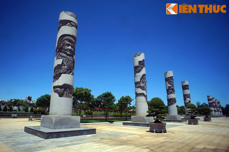 Tượng đài Bà mẹ Việt Nam anh hùng có tổng diện tích 15 ha. Phía trước khuôn viên tượng đài là quảng trường tiền môn rộng lớn. Giữa quảng trường có 8 trụ huyền thoại, mỗi trụ cao 11.2m, đường kính gần 2m.