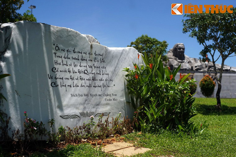 Rải rác trong vườn cây xanh là những phiến đá khắc vần thơ sâu lắng, dạt dào tình cảm về Mẹ.