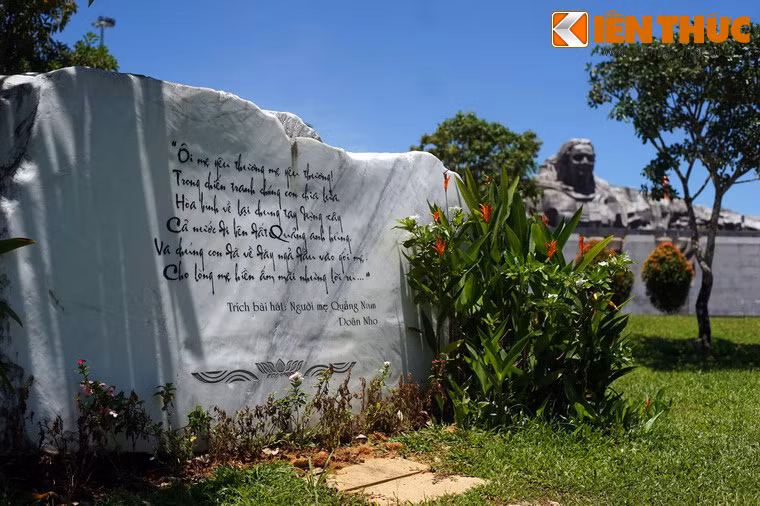 Rải rác trong vườn cây xanh là những phiến đá khắc vần thơ sâu lắng, dạt dào tình cảm về Mẹ.