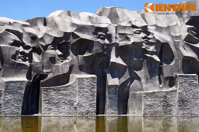 Những dòng nước chảy từ vách tượng Mẹ tràn trên mặt hồ, thể hiện tình cảm luôn như bát nước đầy, sự tận hiến của các bà Mẹ đối với Tổ quốc, đối với các con.