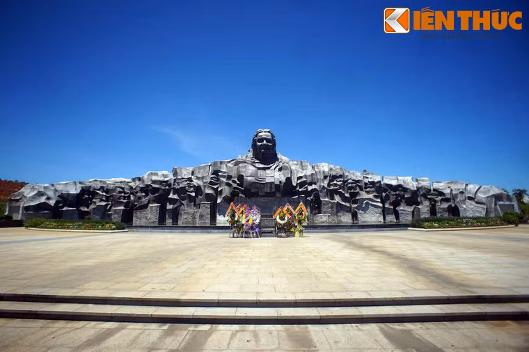 Quan trọng hơn cả, Tượng đài là một điểm về nguồn mang giá trị lịch sử và nhân văn vô cùng to lớn, góp phần giáo dục truyền thống uống nước nhớ nguồn, giáo dục lòng yêu nước với mọi tầng lớp nhân dân, nhất là đối với thế hệ trẻ ngày hôm nay.