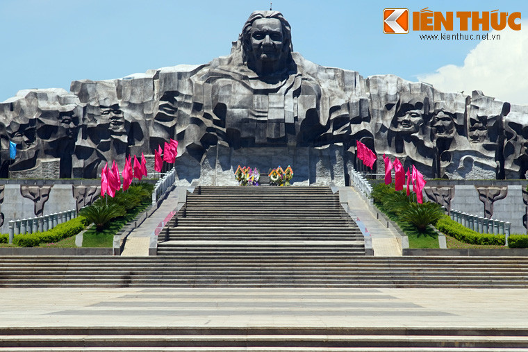 Hai bên lối dẫn chính lên tượng đài là 30 ngọn đèn đá, tượng trưng cho 30 năm Mẹ chờ đợi ngày giải phóng miền Nam, thống nhất đất nước.