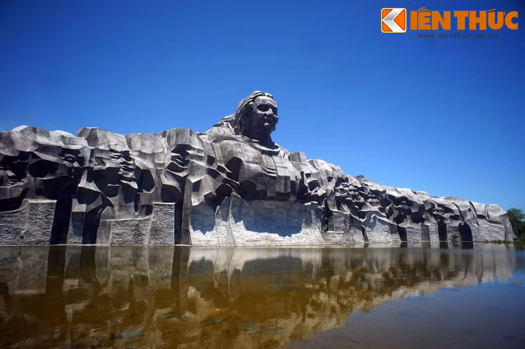 Trung tâm quần thể kiến trúc là Tượng đài Mẹ Thứ làm bằng chất liệu đá sa thạch, mang hình cánh cung dài trên 100 mét, phần cao nhất 18 mét, thấp nhất 5,8 mét.