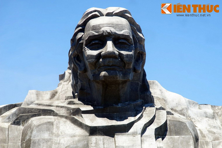 Chính giữa khối tượng đài là chân dung Mẹ Thứ, được khắc những nét bình dị, mộc mạc, đầy vẻ nhân hậu.