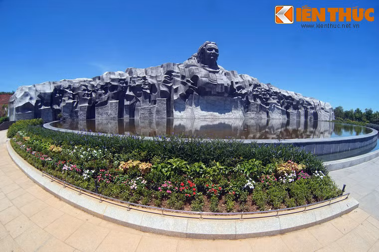 Hai bên tượng đài bố trí hai thảm hoa lớn với các loài hoa được đem đến từ mọi miền đất nước.