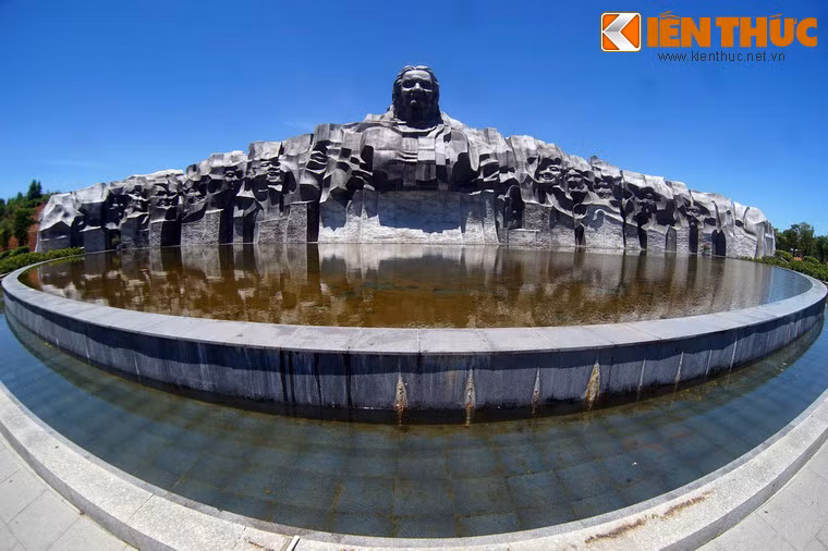 Phía trước tượng đài được là hồ nước rộng hơn 1.000 m2, đem lại cho không gian kiến trúc sự thông thoáng, mát mẻ giữa cái nắng gay gắt của miền Trung.