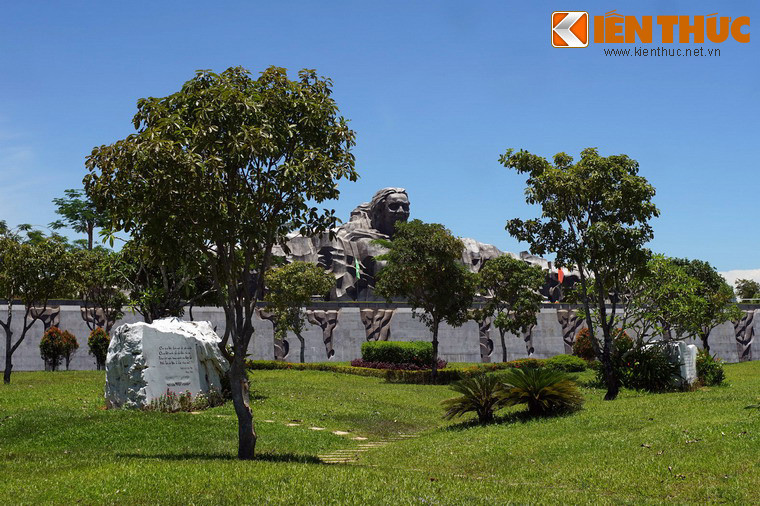 Bao quanh tượng đài là khu công viên rộng rãi, thoáng đãng với nhiều cây xanh, thảm cỏ, nhà chờ và hồ nước nhỏ.