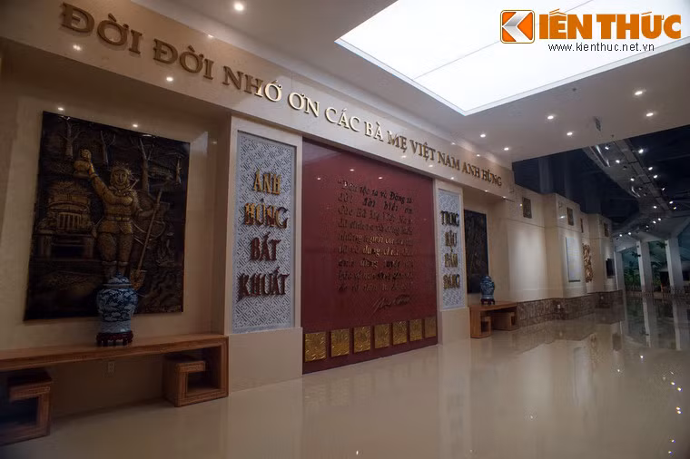 Bên trong khối tượng đài hình cánh cung là khu bảo tàng với diện tích 400m2, gồm phòng trưng bày, phòng bảo quản và nơi ghi danh hơn 50.000 Bà Mẹ Việt Nam anh hùng.