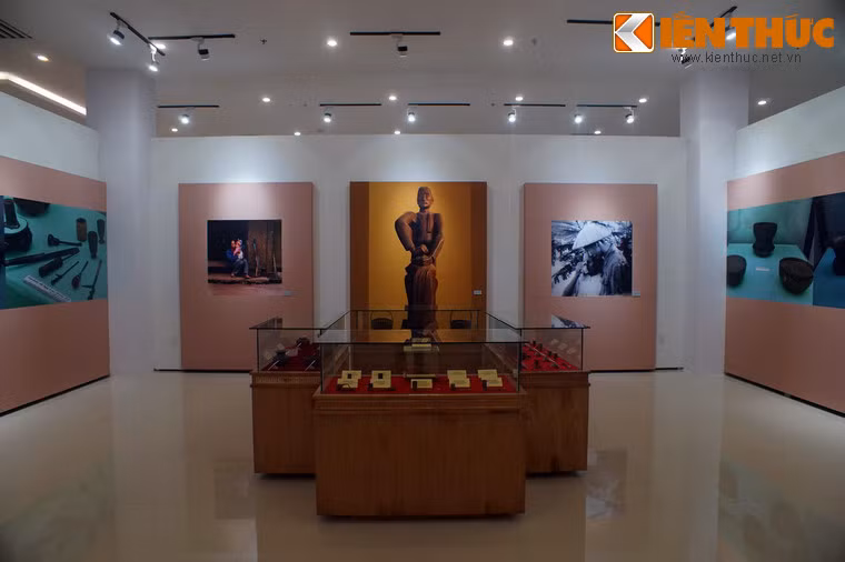 Các gian của bảo tàng giới thiệu nhiều hình ảnh, hiện vật tái hiện cuộc đời, sự cống hiến cao cả của người Mẹ với Tổ quốc.