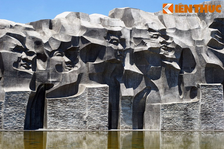 Những dòng nước chảy từ vách tượng Mẹ tràn trên mặt hồ, thể hiện tình cảm luôn như bát nước đầy, sự tận hiến của các bà Mẹ đối với Tổ quốc, đối với các con.