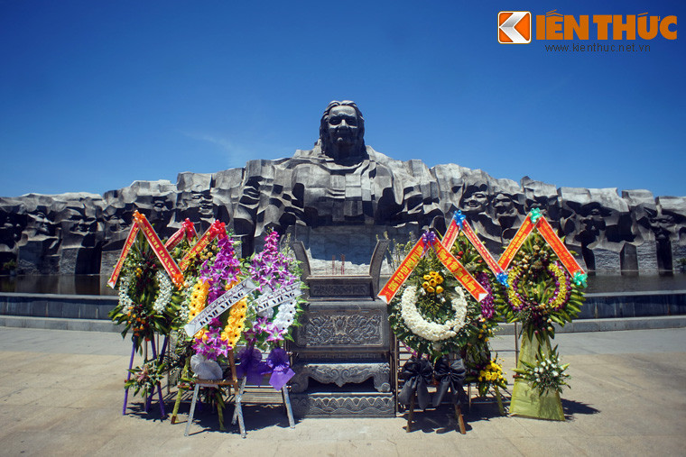 Lịch sử của công trình bắt đầu vào năm 2004, khi lãnh đạo Đài Tiếng nói Việt Nam thực hiện cuộc vận động xây dựng Tượng đài Bà mẹ Việt Nam anh hùng trong các tầng lớp nhân dân và cơ quan đoàn thể.