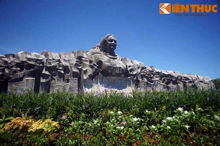 Sau ba vòng thi tuyển chọn, mẫu tượng của họa sĩ Đinh Gia Thắng và kiến trúc sư Nguyễn Luận được Hội đồng Nghệ thuật chọn. Địa phương xây tượng đài là tỉnh Quảng Nam, tỉnh có nhiều Bà mẹ Việt Nam anh hùng nhất với 11.234 người.