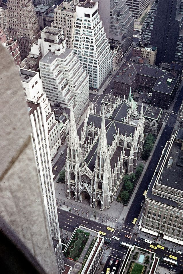 Thánh đường St. Patrick nhìn từ tòa nhà Rockerfeller Center. Ảnh: Glen Fairweather Flickr.