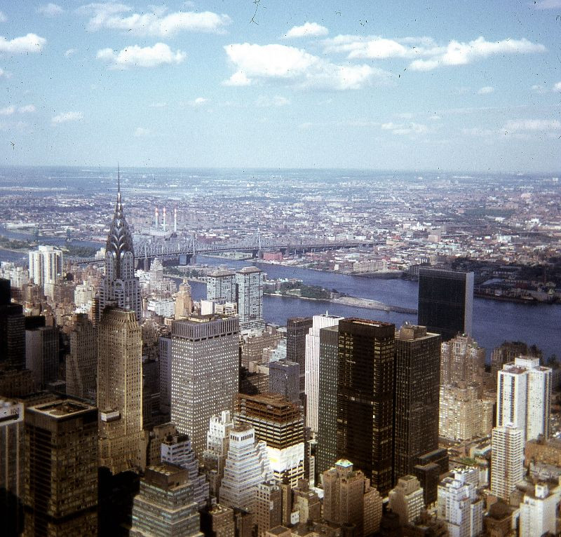 Một góc New York năm 1971 với chóp nhọn của tòa nhà Chrysler, phía xa là đảo Rooselvelt và cầu Ed Koch Queensboro trên sông Đông. Ảnh: Glen Fairweather Flickr.