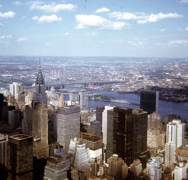 Một góc New York năm 1971 với chóp nhọn của tòa nhà Chrysler, phía xa là đảo Rooselvelt và cầu Ed Koch Queensboro trên sông Đông. Ảnh: Glen Fairweather Flickr.