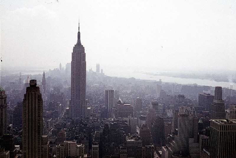 Từ tòa nhà Rockerfeller Center nhìn về hướng Nam: Tòa nhà Empire State là công trình nổi bật của thành phố New York, phía xa là sông Đông. Ảnh: Glen Fairweather Flickr.