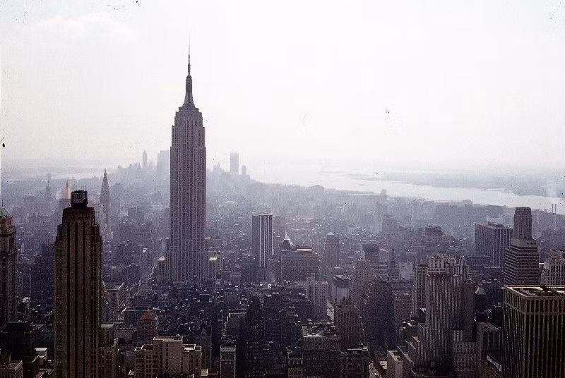 Từ tòa nhà Rockerfeller Center nhìn về hướng Nam: Tòa nhà Empire State là công trình nổi bật của thành phố New York, phía xa là sông Đông. Ảnh: Glen Fairweather Flickr.