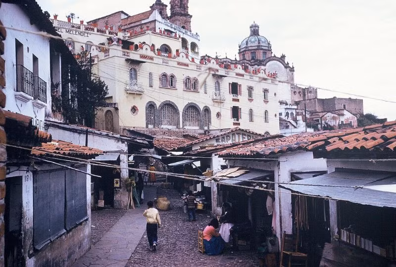 Khu chợ của Taxco. Ảnh: Walter Reed.