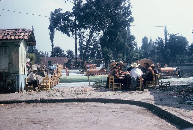 Các thuyền viên chơi domino bên bờ sông ở quận Xochimilco, thành phố Mexico, thủ đô của Mexico. Ảnh: Walter Reed.
