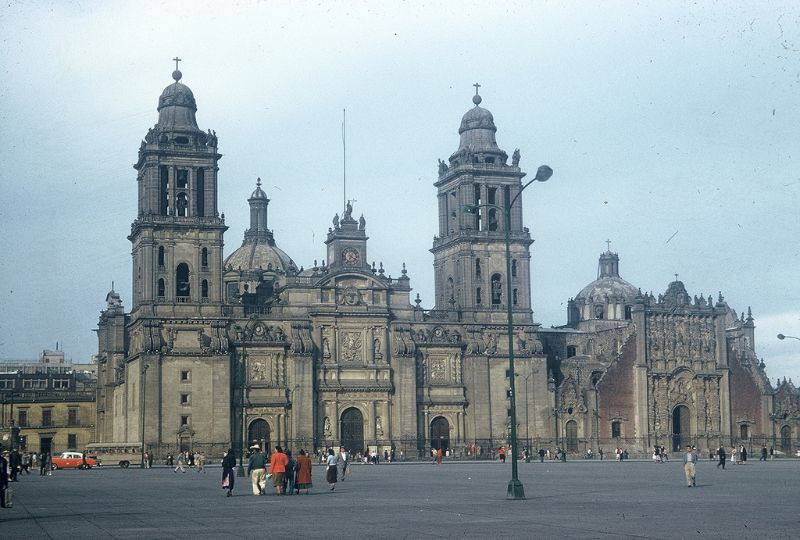 Thánh đường Metropolitan bên quảng trường Zocalo, một di tích nổi tiếng của thành phố Mexico. Ảnh: Walter Reed.