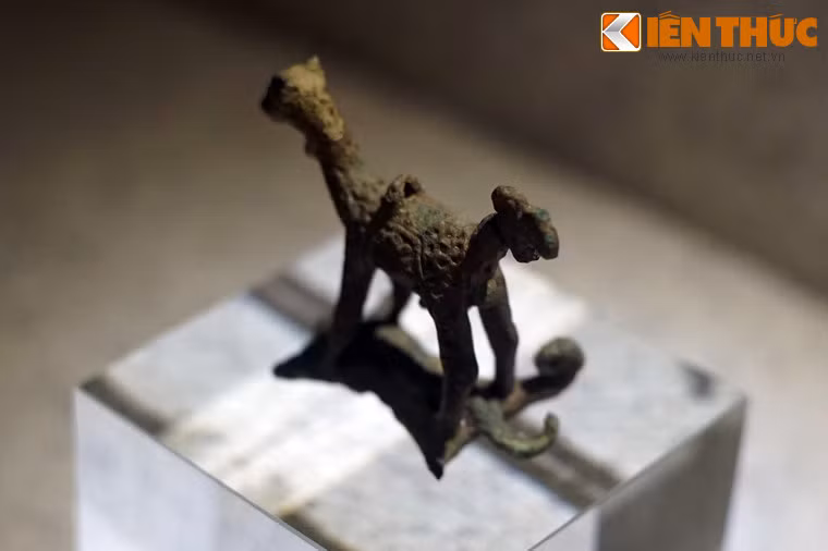 Với những giá trị đặc sắc của mình, bức tượng nhỏ bé nhưng đầy bí ẩn này đã được công nhận là Bảo vật quốc gia của Việt Nam từ năm 2013. Tượng đang được trưng bày trong chuyên đề Báu vật khảo cổ tại Bảo tàng Lịch sử Quốc gia ở Hà Nội.