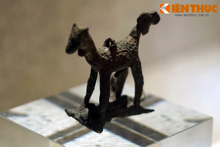 Cho đến nay, các nhà nghiên cứu vẫn chưa thể khẳng định đây là con vật gì. Một số ý kiến cho đây là tượng con hươu bởi đầu có sừng, bụng to, trên thân có hoa văn chấm tròn, tương tự hình tượng hươu sao trên các trống đồng hoặc đồ đồng thuộc văn hóa Đông Sơn.