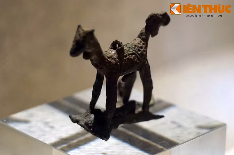 Cho đến nay, các nhà nghiên cứu vẫn chưa thể khẳng định đây là con vật gì. Một số ý kiến cho đây là tượng con hươu bởi đầu có sừng, bụng to, trên thân có hoa văn chấm tròn, tương tự hình tượng hươu sao trên các trống đồng hoặc đồ đồng thuộc văn hóa Đông Sơn.