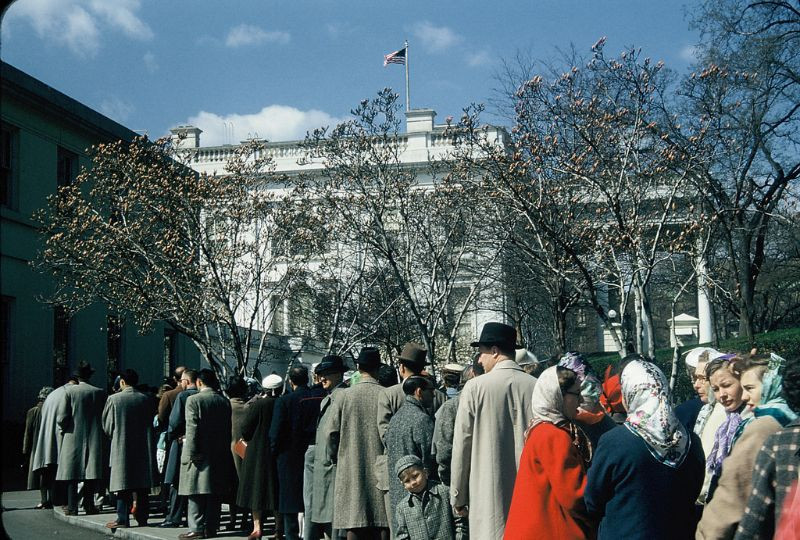 Du khách xếp hàng tham quan Nhà Trắng ở Washington, DC, 1956. Ảnh: Walter Reed.