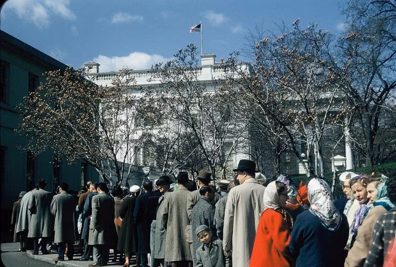 Du khách xếp hàng tham quan Nhà Trắng ở Washington, DC, 1956. Ảnh: Walter Reed.