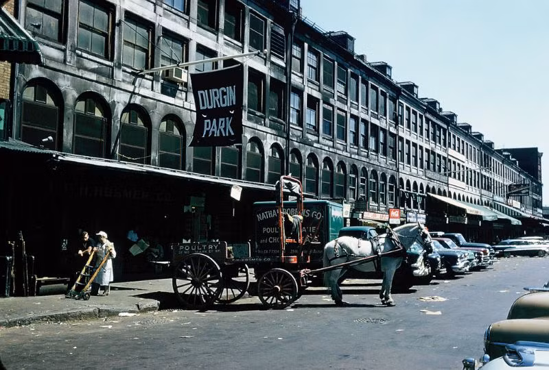 Bên ngoài cửa hàng thực phẩm ở trung tâm Boston năm 1957. Ảnh: Walter Reed.