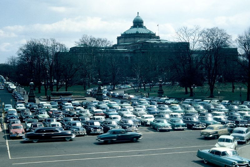 Bãi đỗ xe bên ngoài điện Capitol ở Washington, DC, 1956. Ảnh: Walter Reed.