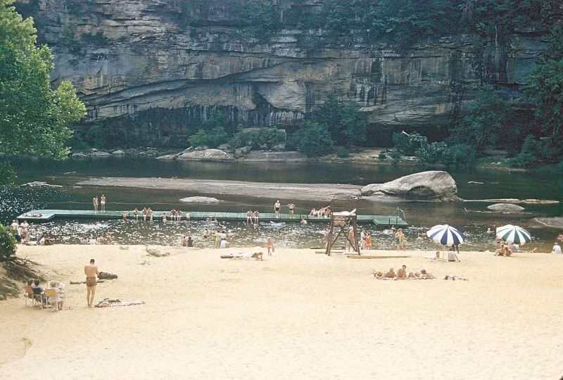 Bãi tắm ở công viên quốc gia Thác Cumberland, bang Kentucky, 1954. Ảnh: Walter Reed.