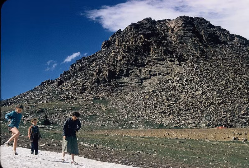 Một gia đình người Mỹ dã ngoại trên đèo Powder River ở bang Wyoming, 1956. Ảnh: Walter Reed.