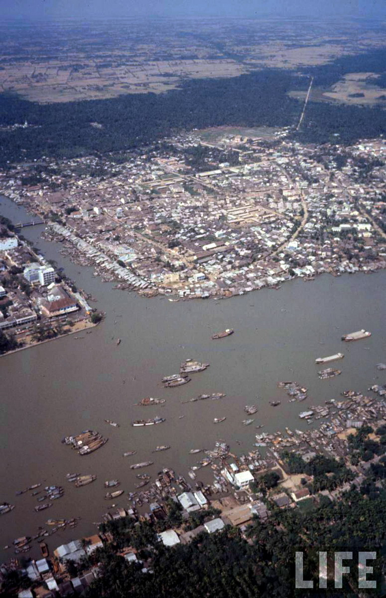 Ngã ba sông Tiền - sông Bảo Định. Phía dưới là khu dân cư ở cù lao Tân Long. Ảnh: Life.