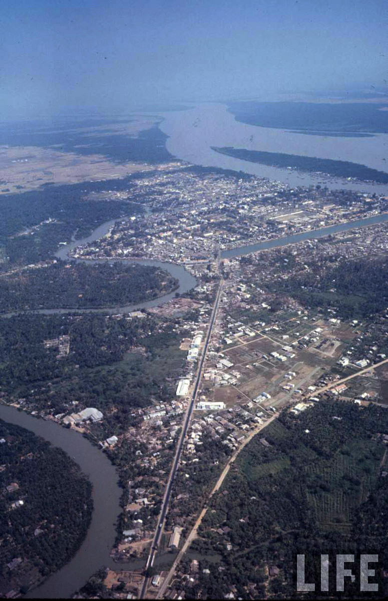 Toàn cảnh đại lộ Nguyễn Tri Phương và khu vực phụ cận. Phía xa là khu vực trung tâm thị xã Mỹ Tho. Ảnh: Life.