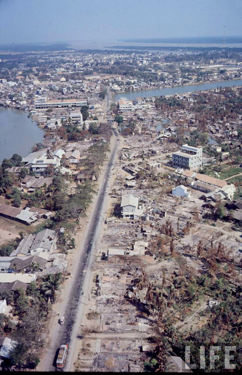 Phía Tây Bắc thị xã Mỹ Tho. Trục đường trong ảnh là đại lộ Nguyễn Tri Phương, nay là đường Ấp Bắc. Phía xa là giếng nước lớn. Ảnh: Life.