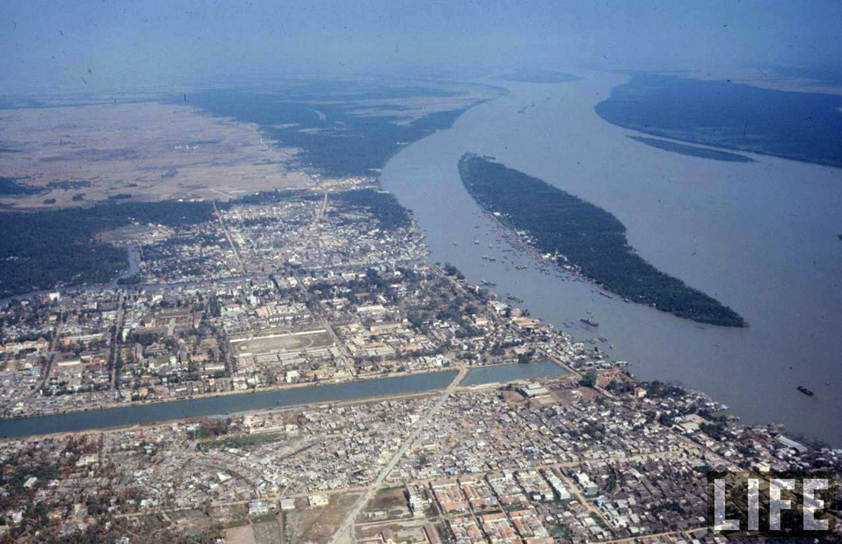 Thị xã Mỹ Tho nhìn từ hướng Tây, phía dưới là Giếng nước Mỹ Tho. Ảnh: Life.