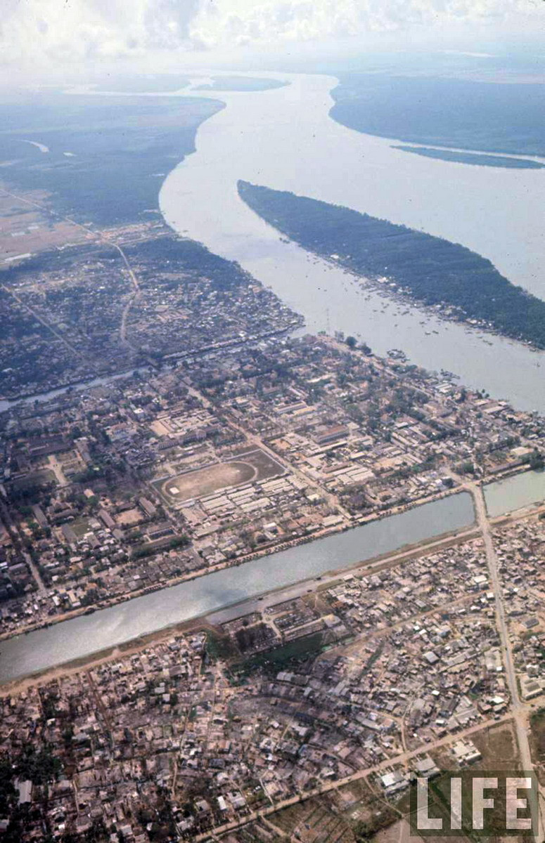 Các khu dân cư hai bên Giếng nước Mỹ Tho bị tàn phá nặng nề trong chiến sự Mậu Thân 1968 ở Mỹ Tho. Ảnh: Life.