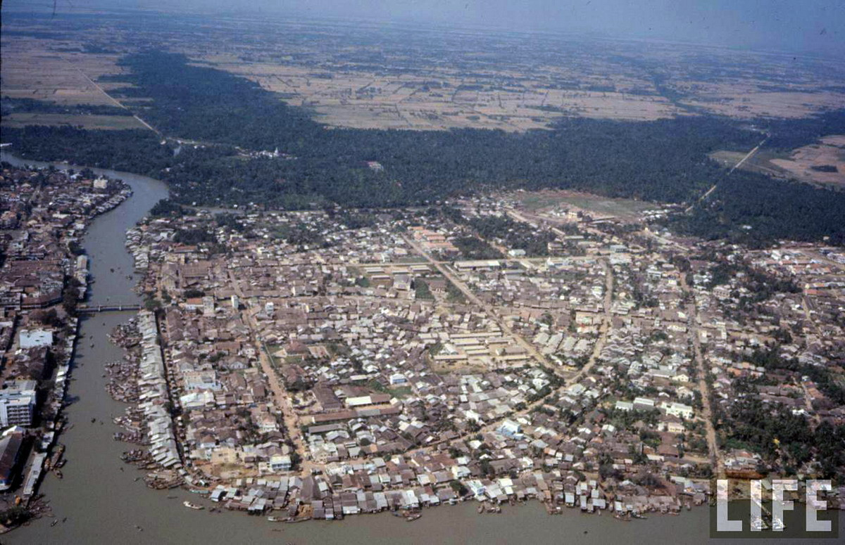 Toàn cảnh khu dân cư phía Đông sông Bảo Định, nay là phường 2, 3 và 8 của TP Mỹ Tho. Ảnh: Life.