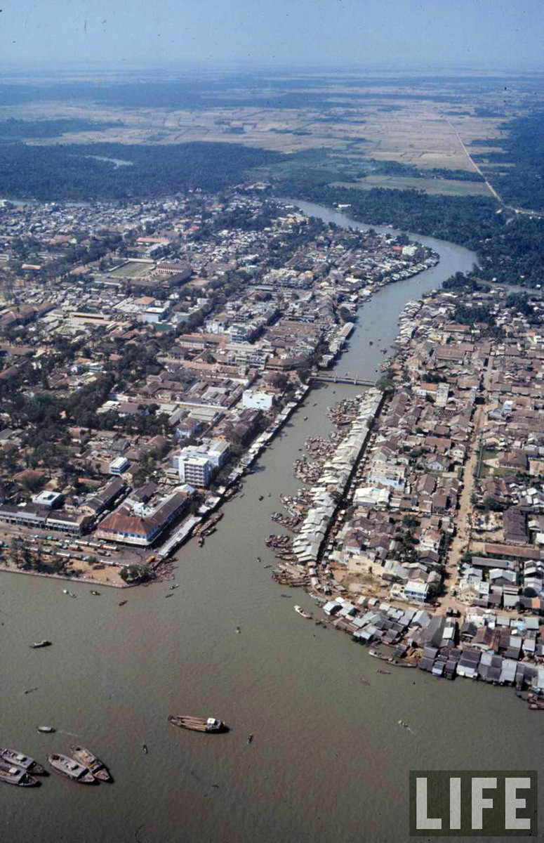 Ngã ba sông Tiền - sông Bảo Định. Bên phải là phường 1, trung tâm TP Mỹ Tho ngày nay. Bên trái là phường 2, 3. Ảnh: Life.