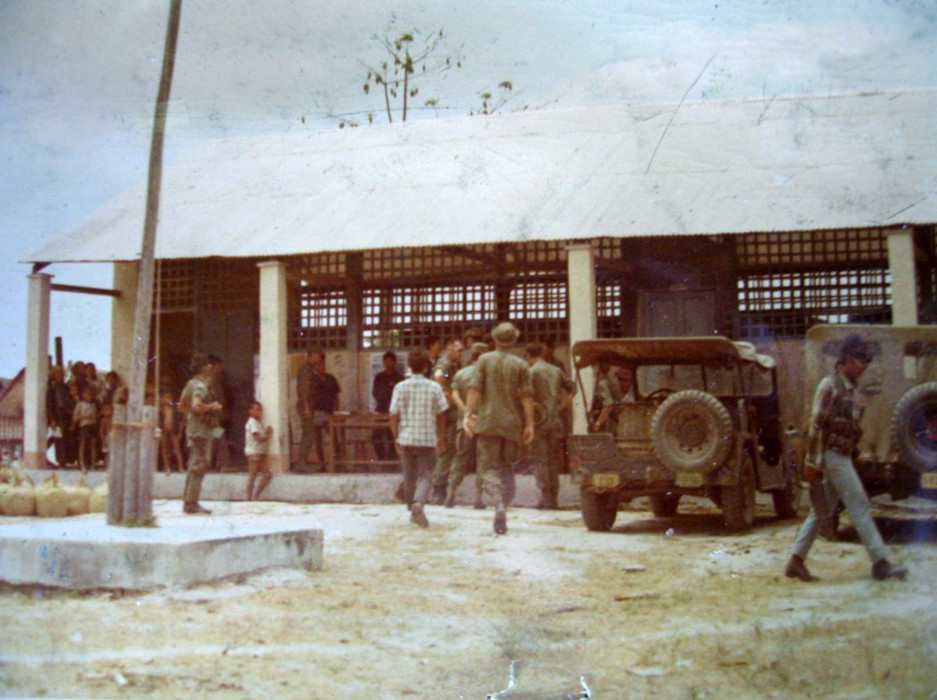 Khu nhà hành chính ở sân bay Cheo Reo năm 1970. Thời điểm này, sân bay thuộc địa phận tỉnh Phú Bổn. Từ năm 1976, tỉnh Phú Bổn được nhập vào tỉnh Đắk Lắk, sau đó phần lớn diện tích lại được nhập sang tỉnh Gia Lai-Kon Tum. Ảnh: 203rdhawkeyes.net.