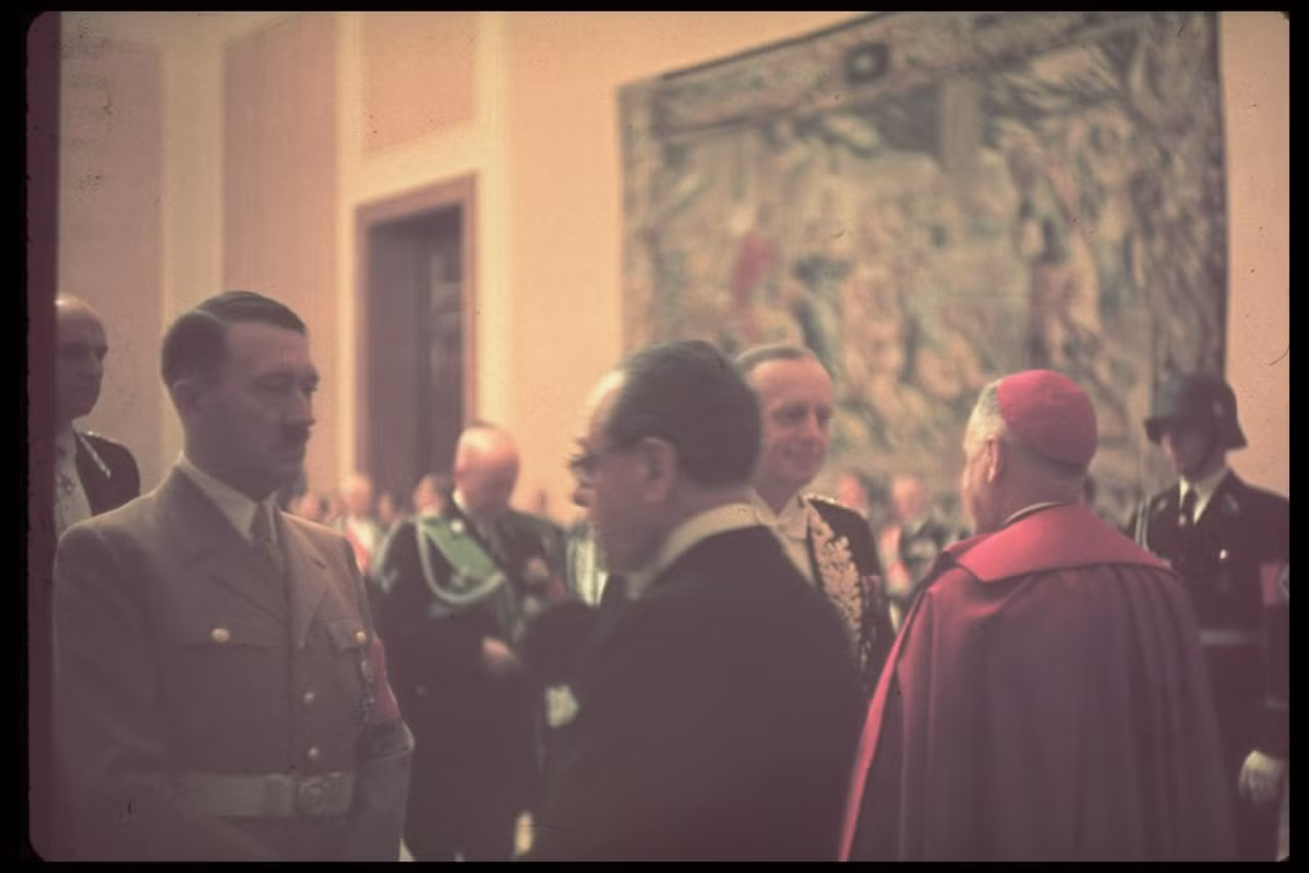 Hitler trong một cuộc gặp gỡ với các chính khách, chức sắc tôn giáo của nước Đức Quốc-xã tại đại bản doanh. Ảnh: Hugo Jaeger.