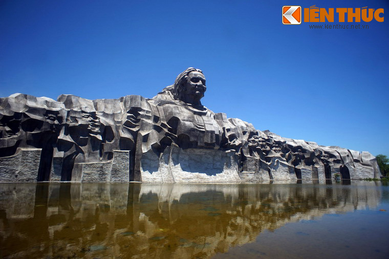 Trung tâm quần thể kiến trúc là Tượng đài Mẹ Thứ làm bằng chất liệu đá sa thạch, mang hình cánh cung dài trên 100 mét, phần cao nhất 18 mét, thấp nhất 5,8 mét.