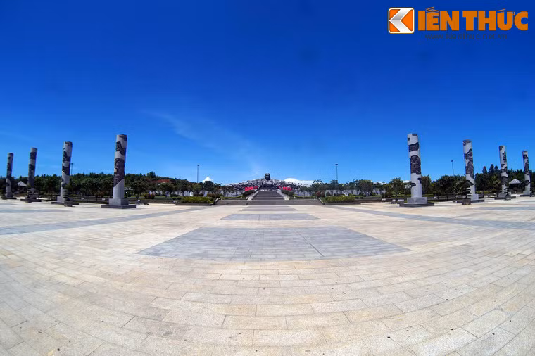 Ngày 27/7/2009, nhân kỷ niệm 62 năm ngày Thương binh - Liệt sĩ Việt Nam, lễ động thổ Tượng đài Bà mẹ Việt Nam anh hùng đã được tiến hành. Ngày 24/03/2015, công trình chính thức khánh thành nhân dịp kỷ niệm 40 năm ngày giải phóng tỉnh Quảng Nam.