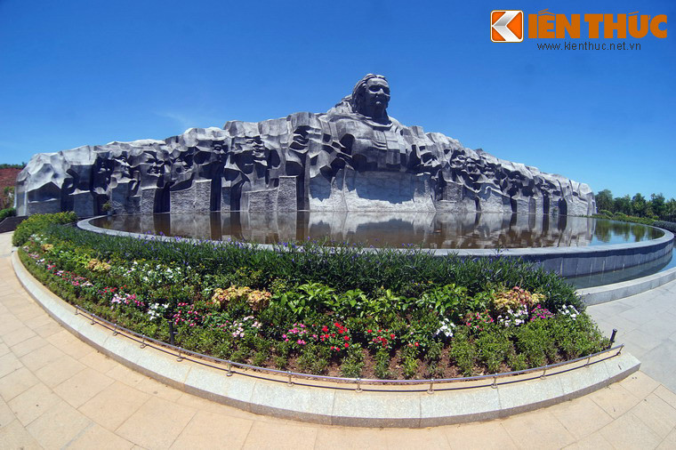 Hai bên tượng đài bố trí hai thảm hoa lớn với các loài hoa được đem đến từ mọi miền đất nước.