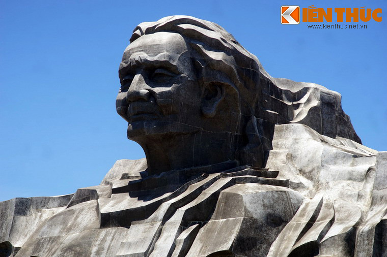 Theo định hướng, tượng đài lấy nguyên mẫu từ hình ảnh mẹ Việt Nam anh hùng Nguyễn Thị Thứ (xã Điện Thắng, huyện Điện Bàn, tỉnh Quảng Nam), người có 9 con trai, một con rể và hai cháu ngoại hy sinh trong hai cuộc đấu tranh chống Pháp và Mỹ.