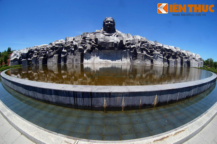Phía trước tượng đài được là hồ nước rộng hơn 1.000 m2, đem lại cho không gian kiến trúc sự thông thoáng, mát mẻ giữa cái nắng gay gắt của miền Trung.