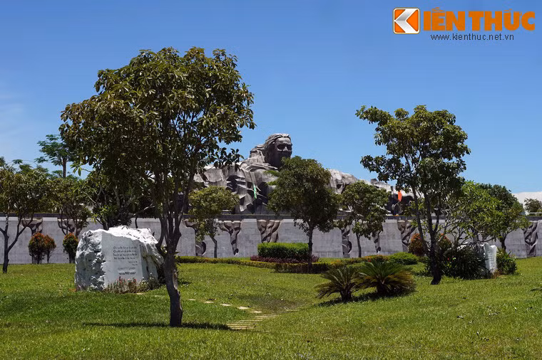 Bao quanh tượng đài là khu công viên rộng rãi, thoáng đãng với nhiều cây xanh, thảm cỏ, nhà chờ và hồ nước nhỏ.