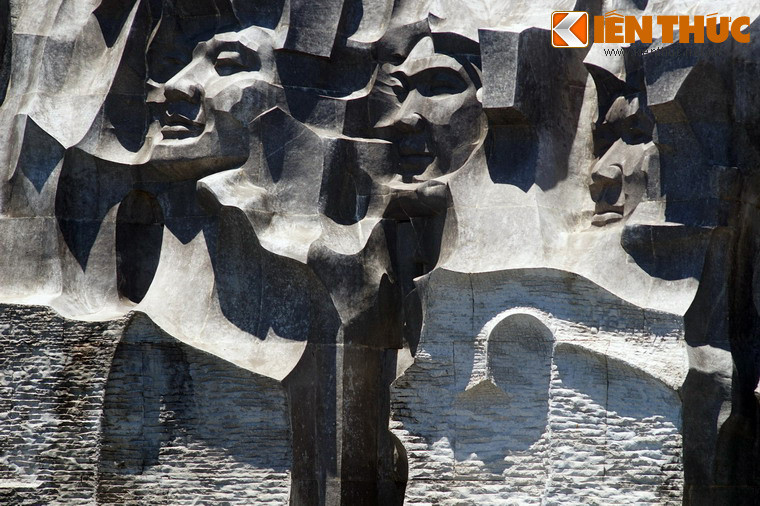 Hai bên cánh cung là những vách đá được tạo hình như những cung bậc trầm, bổng, lên xuống giống như tượng trưng cho năm tháng lịch sử gian khổ. Hòa quyện vào đá là khuôn mặt 11 người con đã mất của Mẹ Thứ.